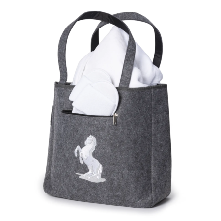 Badetasche aus Filz grau mit Pferde-Motiv, geöffnet mit Handtuch und Reißverschlussfach