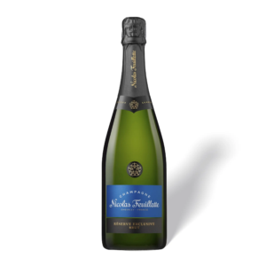 Elegante Flasche Champagner Nicolas Feuillatte Brut, grüne Flasche mit blauer Etikette, auf weißem Hintergrund.