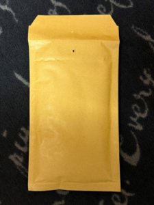 Gelbe Papiertüte auf dunklem Untergrund