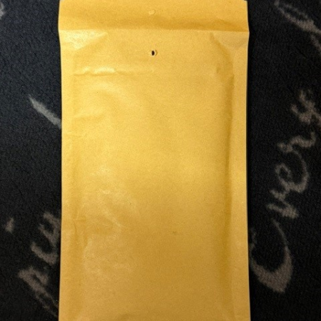 Gelbe Papiertüte auf dunklem Untergrund