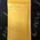 Gelbe Papiertüte auf dunklem Untergrund