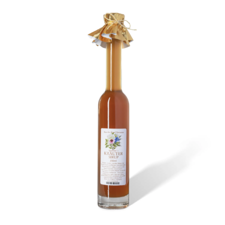 Flasche mit Kräutersirup, braune Flüssigkeit, Holzdeckel mit dekorativem Band, etikettiert mit „Kräuter Sirup“.