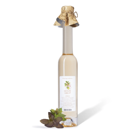 Durchsichtige Flasche mit Minz-Sirup, goldfarbener Kappe und schwarzem Minzblatt im Vordergrund, auf einem weißen Hintergrund.