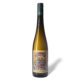 Weißweinflasche mit grüner Kapsel, etikettiert mit buntem, detailliertem Design, präsentiert vor neutralem Hintergrund.